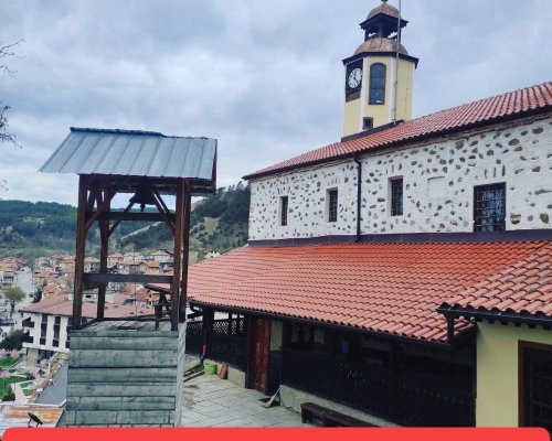 Десетки мъже и жени чистиха храма в Белица след ремонт