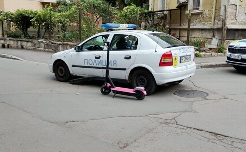 Две деца на тротинетка се блъснаха в патрулка Две деца на тротинетка се блъснаха в патрулка