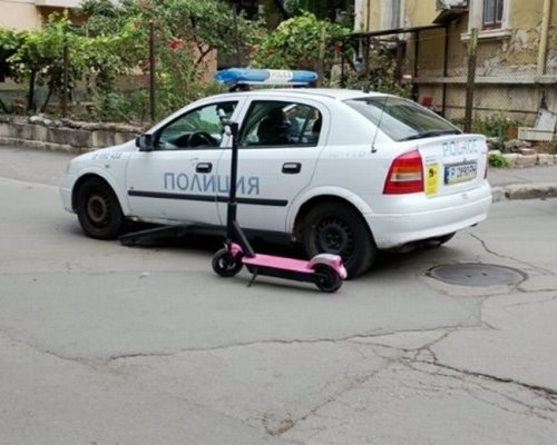 Две деца на тротинетка се блъснаха в патрулка