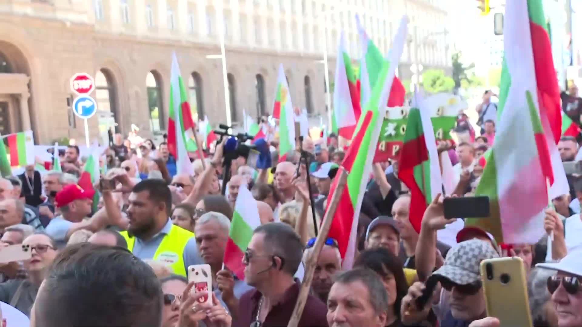 Напрежение пред парламента: Протестиращи опитаха да пробият кордона от полицаи