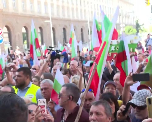 Напрежение пред парламента: Протестиращи опитаха да пробият кордона от полицаи