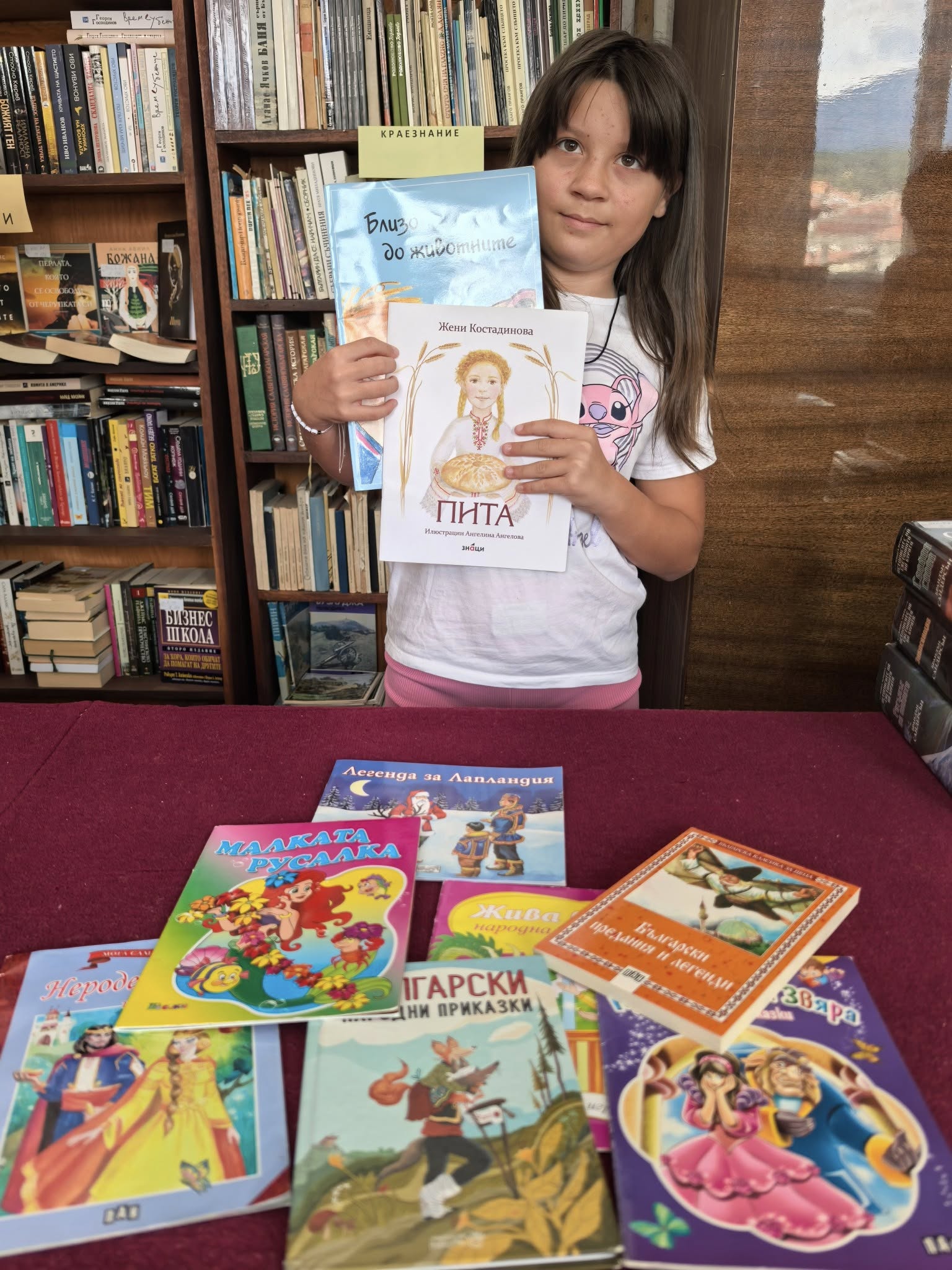 10-годишно момиченце дари книги на читалището в Бачево 10-годишно момиченце дари книги на читалището в Бачево