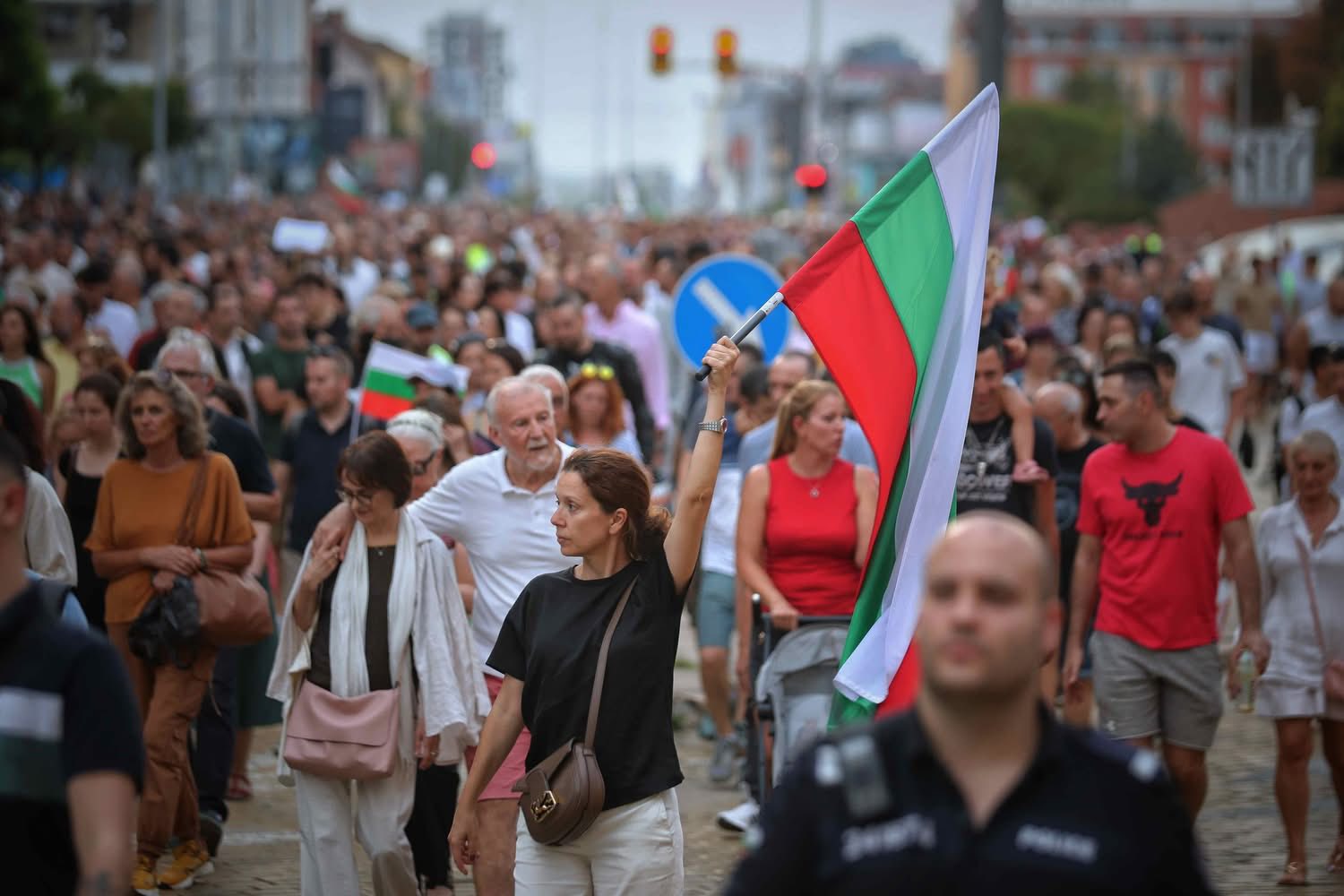Протестно шествие в София с лозунги Долу мафията-властта на гражданите