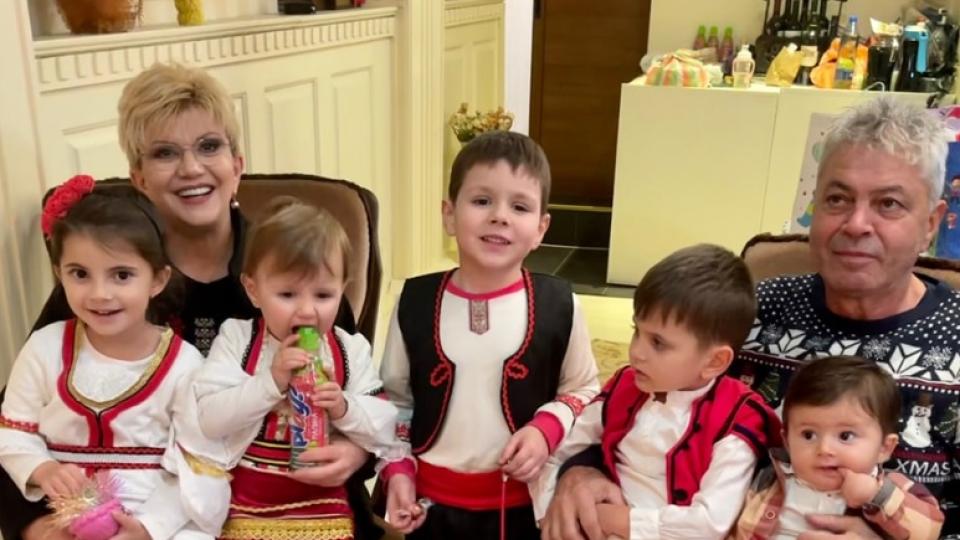 Честито: Николина Чакърдъкова на 56 и с 5 разкошни внучета Честито: Николина Чакърдъкова на 56 и с 5 разкошни внучета