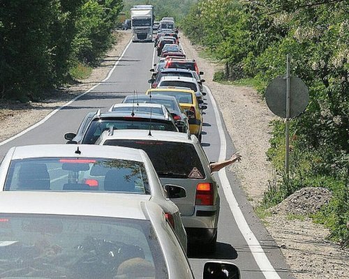 От ранни зори: Задръствания преди входа на Креснa