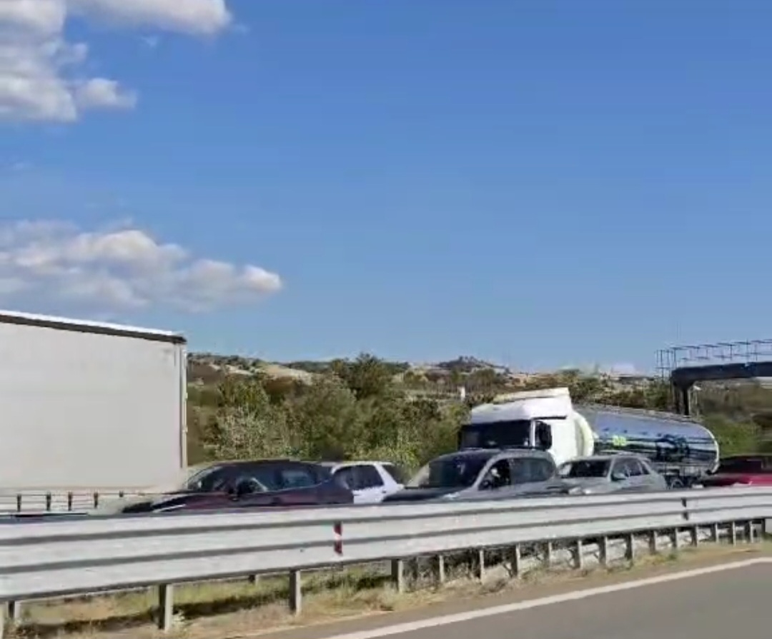 Внимание шофьори!Огромна тапа на кръговото преди Кресна в посока Благоевград