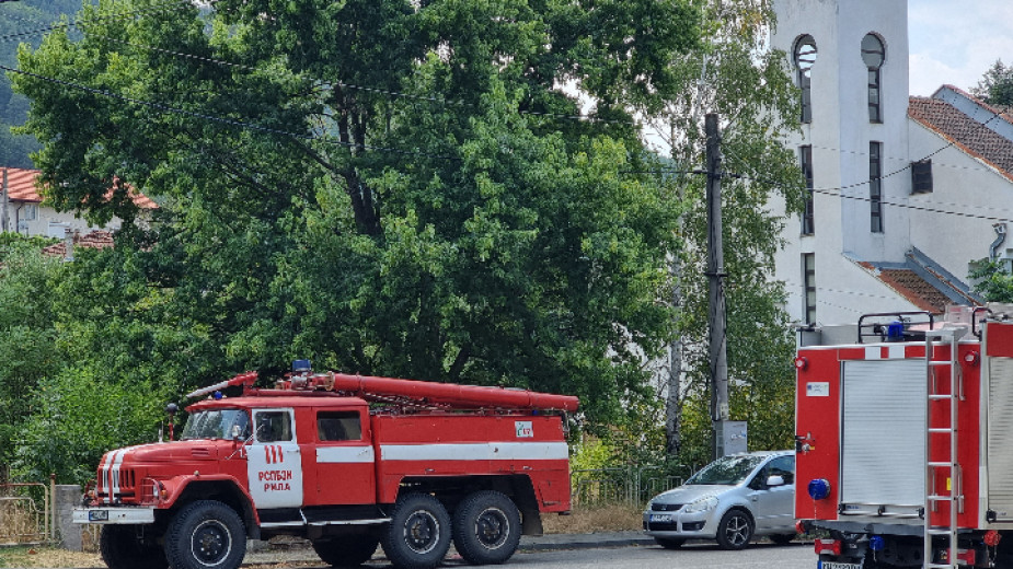 Хеликоптер гаси в Рила, най-тежка е ситуацията на североизточния фронт Хеликоптер гаси в Рила, най-тежка е ситуацията на североизточния фронт