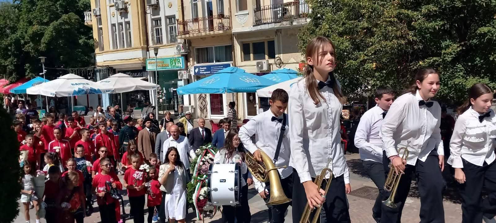 140 камбанни звъна огласиха Дупница в чест на Съединението на България