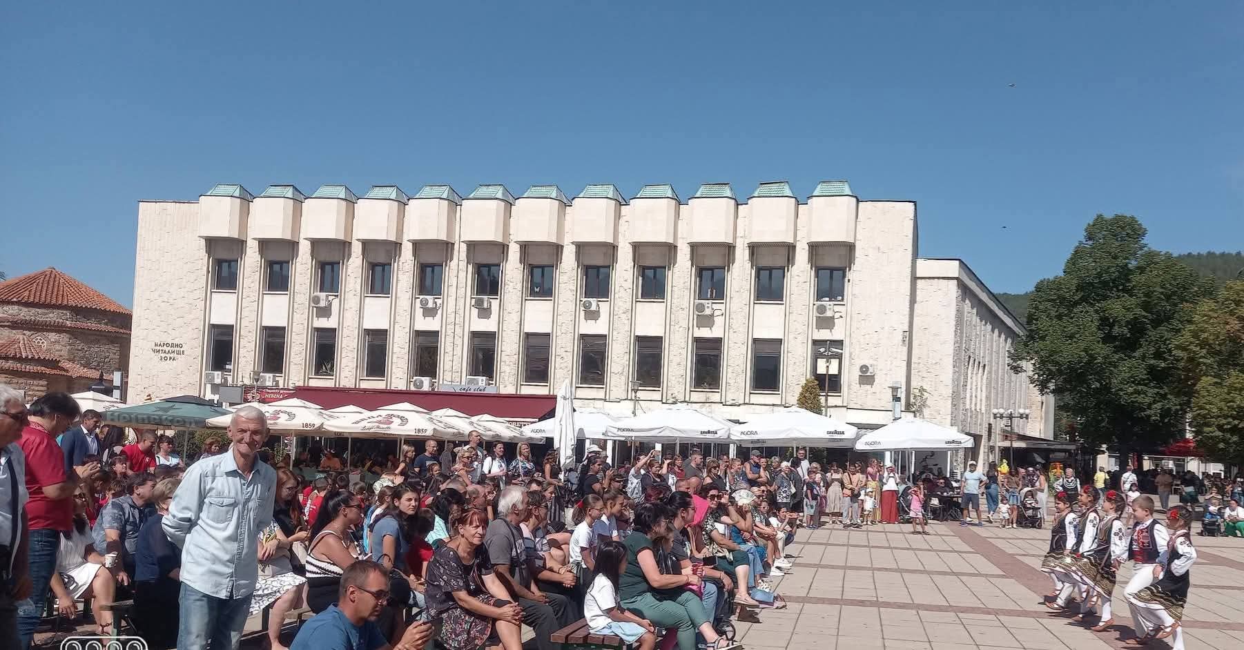 140 камбанни звъна огласиха Дупница в чест на Съединението на България
