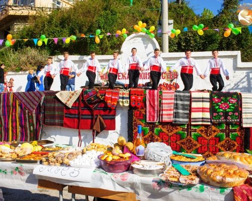 Кулинарно майсторство: Пиле с кестени, баници и качамак дегустират в Брежани