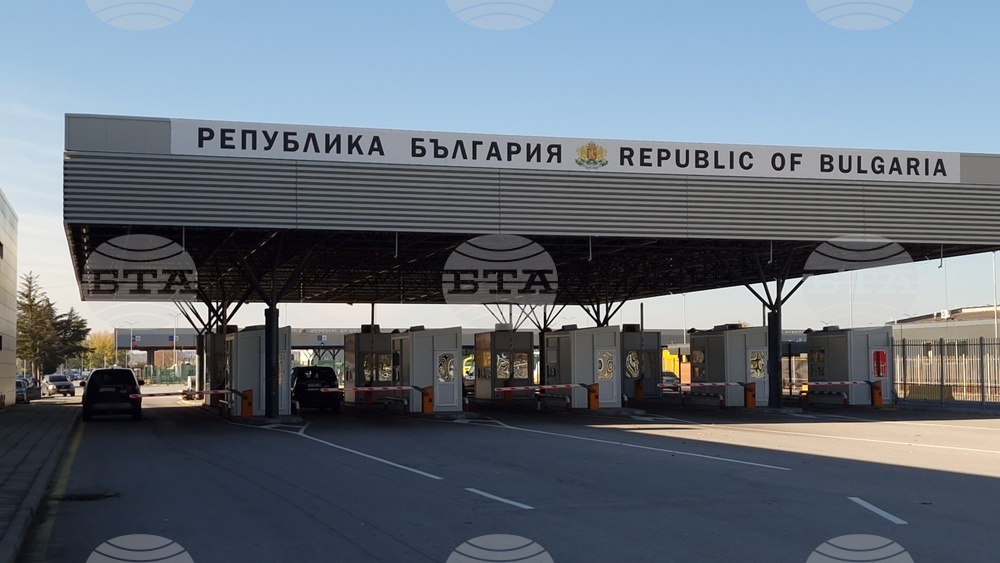 Трафикът е интензивен на ГКПП Капитан Андреево на вход за леки автомобили Трафикът е интензивен на ГКПП Капитан Андреево на вход за леки автомобили