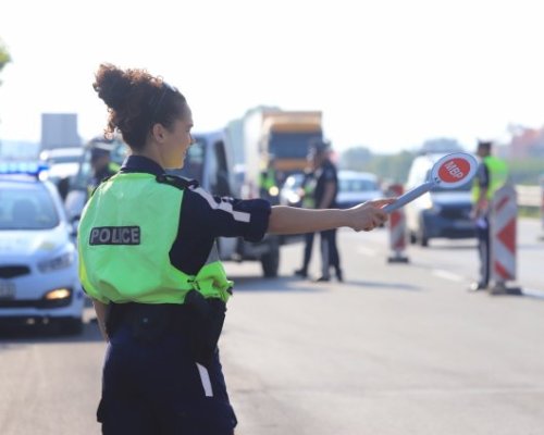 Полицията излиза на пътя за голямото завръщане