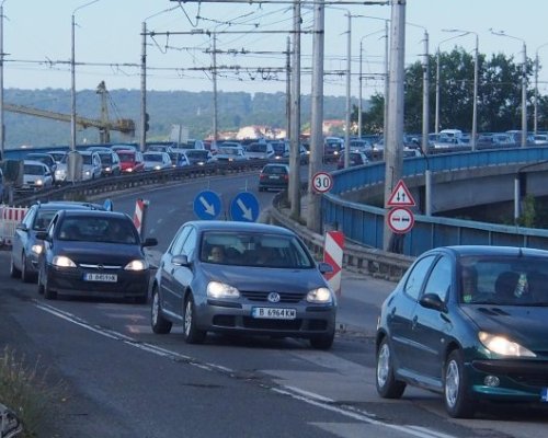 Мъж скочи от Аспаруховия мост, по чудо оцеля