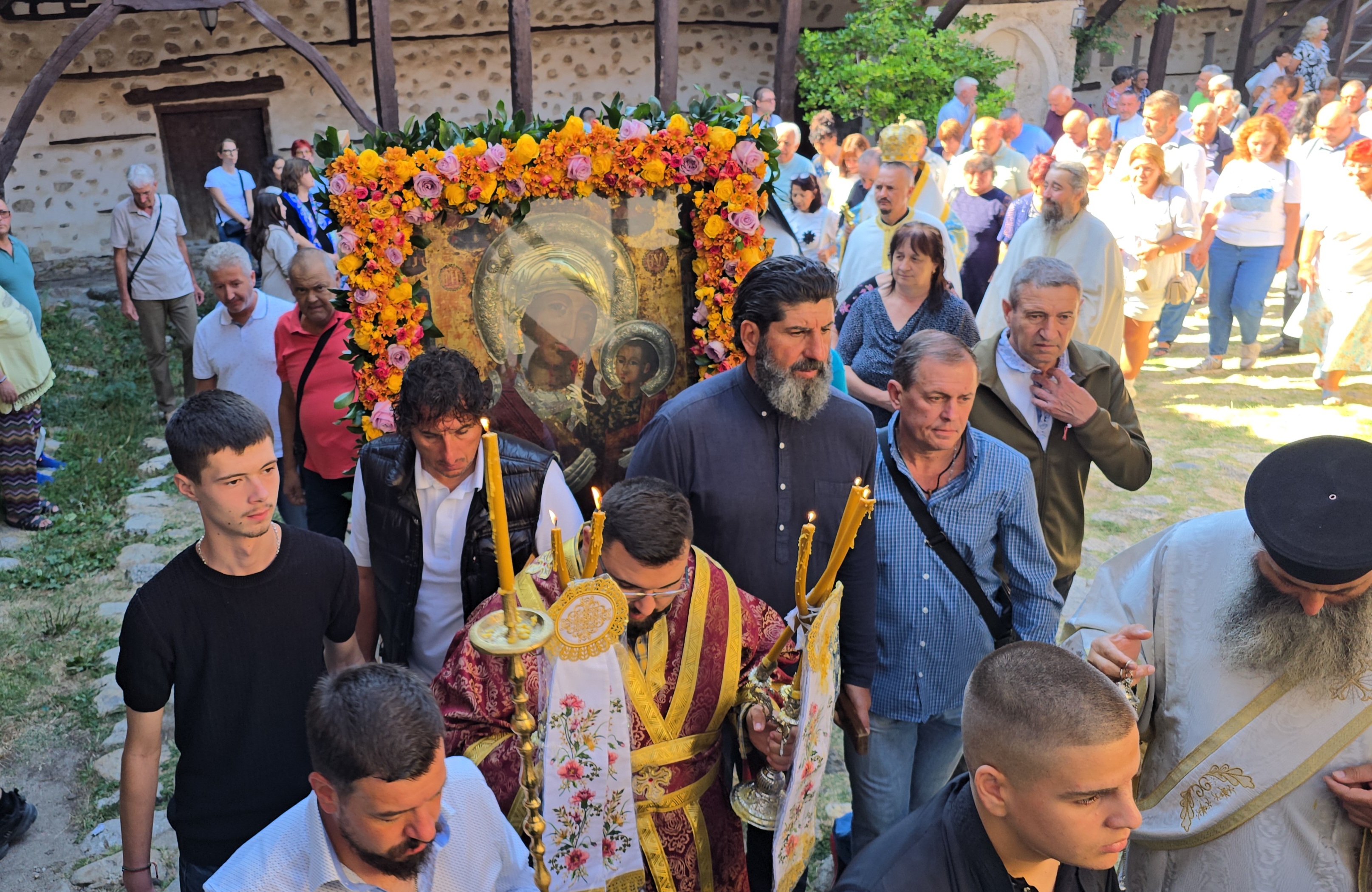Роженския манастир отбеляза храмовия си празник с литургия, шествие и курбан