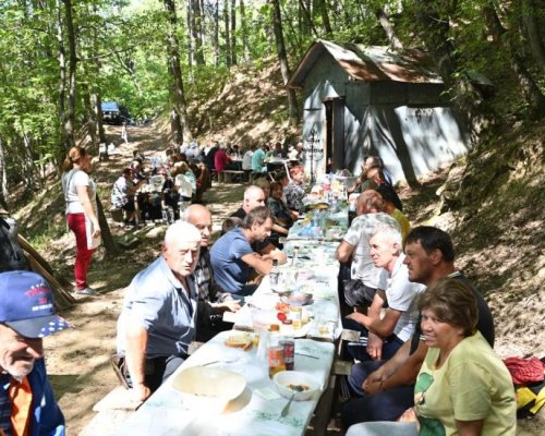 Параклисът с аязмо над Полена чества Рождество Богородично