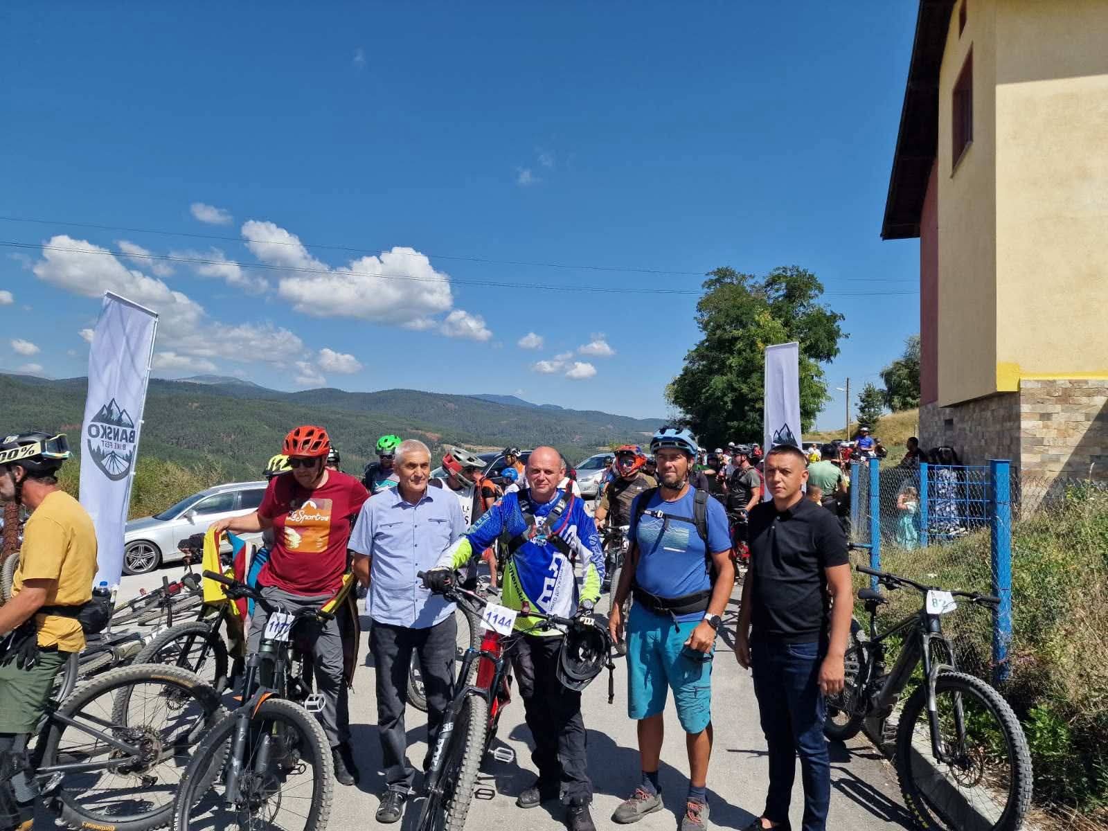 Кметът на Якоруда посрещна колоездачите в третия ден на Bansko Bike Fest Кметът на Якоруда посрещна колоездачите в третия ден на Bansko Bike Fest