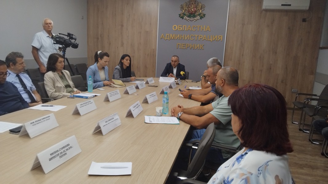Светлоотразителни гривни за всички първокласници в област Перник за безопасност на пътя