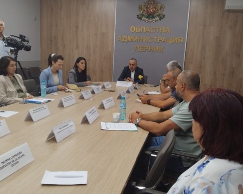 Светлоотразителни гривни за всички първокласници в област Перник за безопасност на пътя