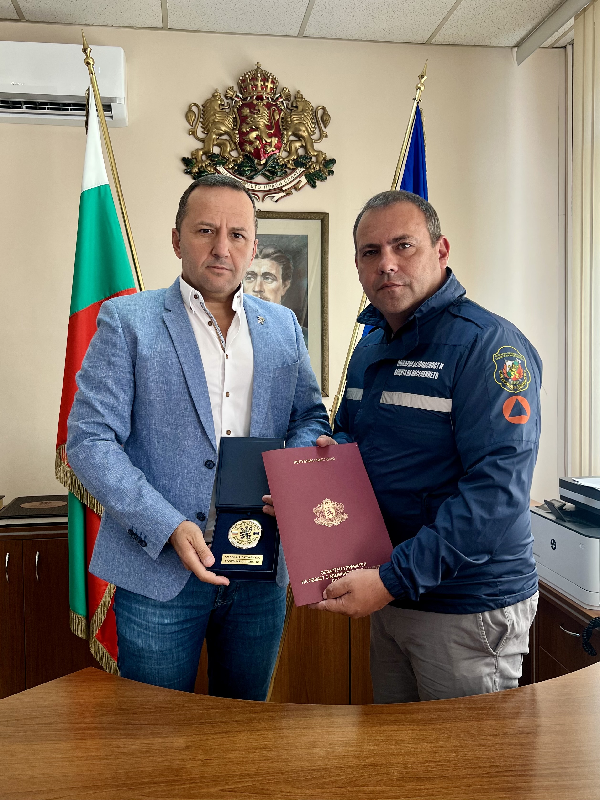 Oбластният управител връчи почетен плакет на директора на РДПБЗН комисар Василев