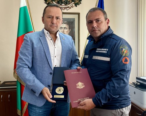 Oбластният управител връчи почетен плакет на директора на РДПБЗН комисар Василев