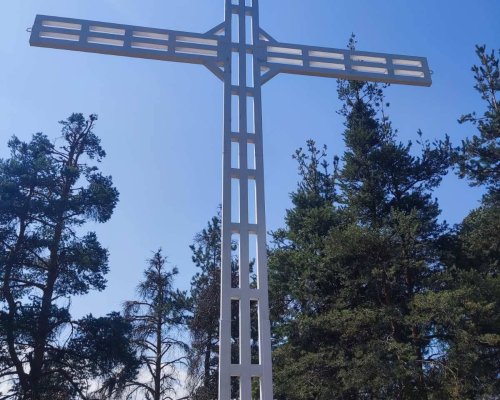 Кръстовден е. Над село Баня се осветява 12-метров христов кръст-символ на святост и живот