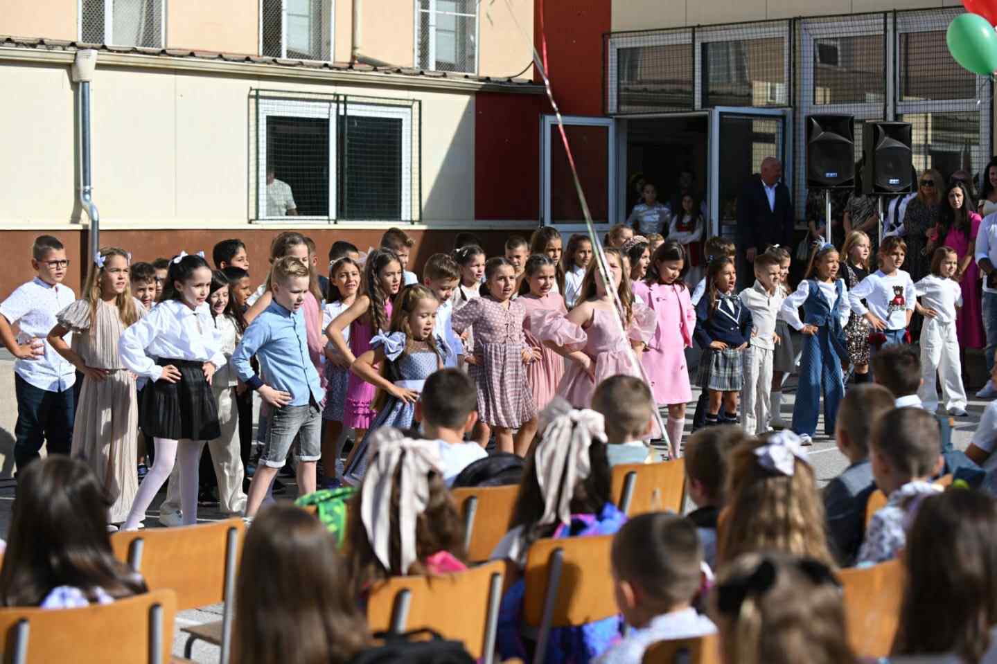 С усмивки и пожелания за успех започна новата учебна година в Трето ОУ Димитър Талев Благоевград