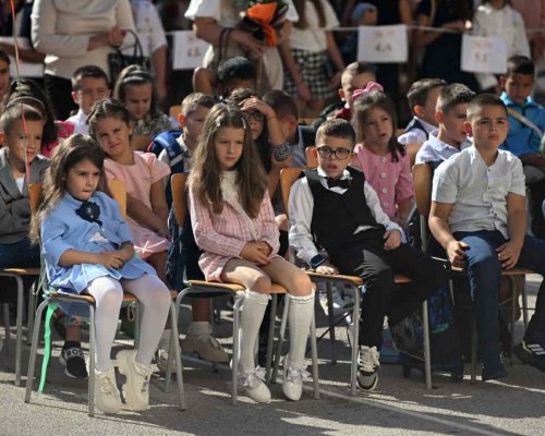 С усмивки и пожелания за успех започна новата учебна година в Трето ОУ  Димитър Талев  Благоевград