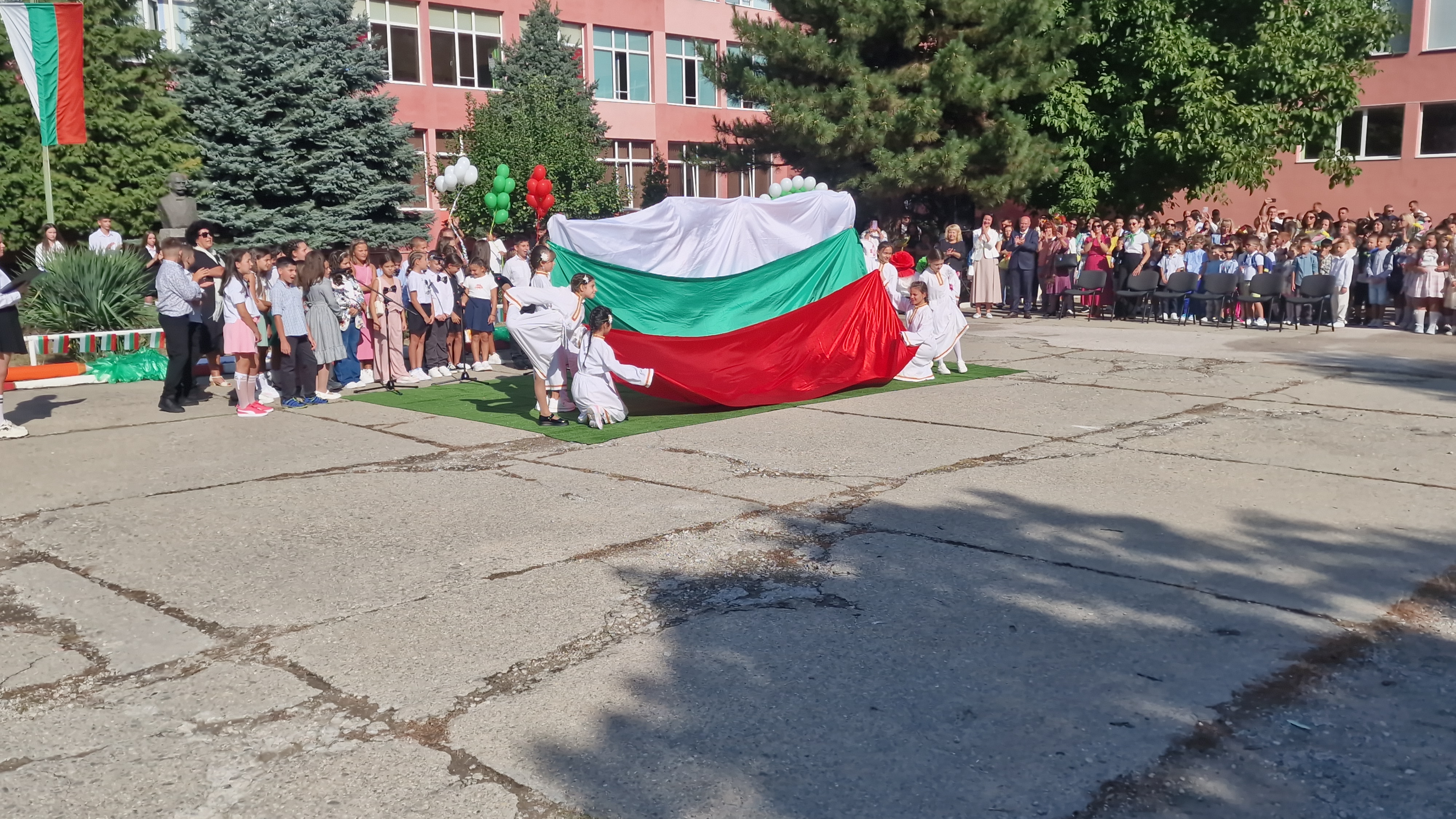 Весел и усмихнат първи учебен ден в 6-то СУ Иван Вазов в Благоевград ( СНИМКИ)