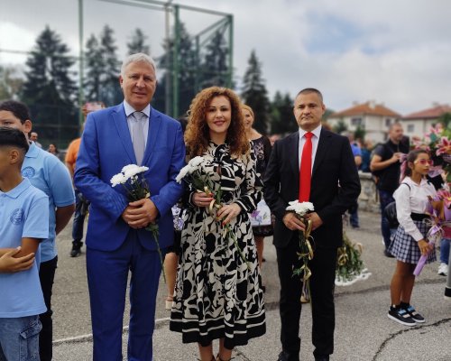 Кметът Красимир Герчев изпрати първата си внучка Ирина в първи клас
