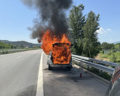 Пожар унищожи джип  Форд  и документи в с. Граница
