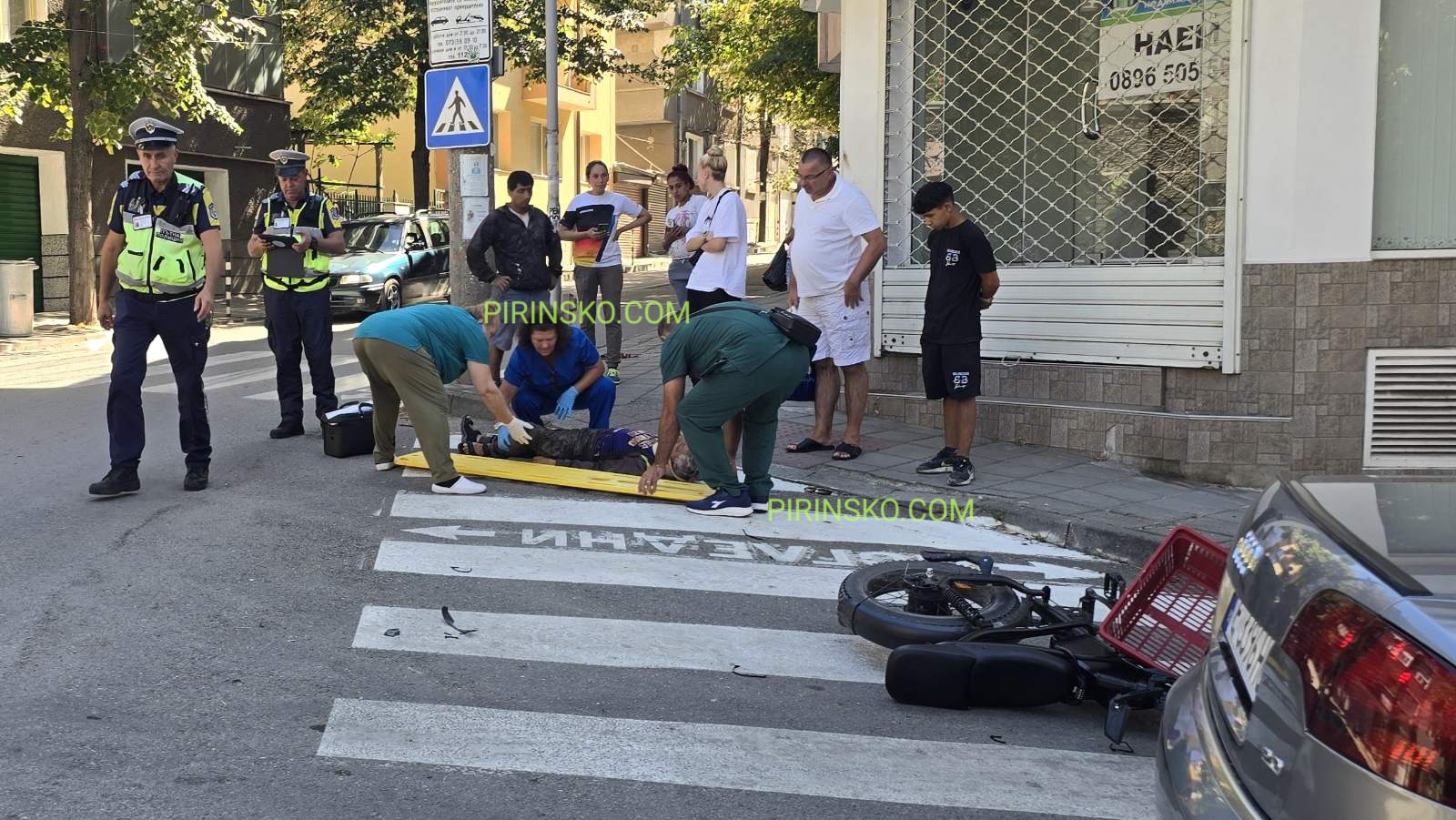 Мъж на електрически мотор бе блъснат от кола на пешеходна пътека в Благоевград