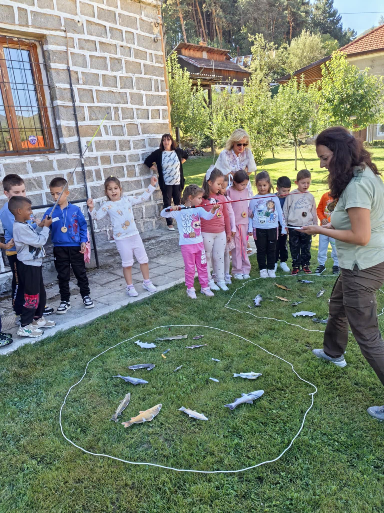 Децата от Якоруда откриват тайните на гората в урок по горска педагогика