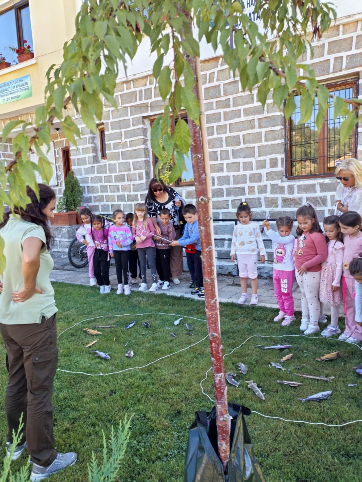 Децата от Якоруда откриват тайните на гората в урок по горска педагогика