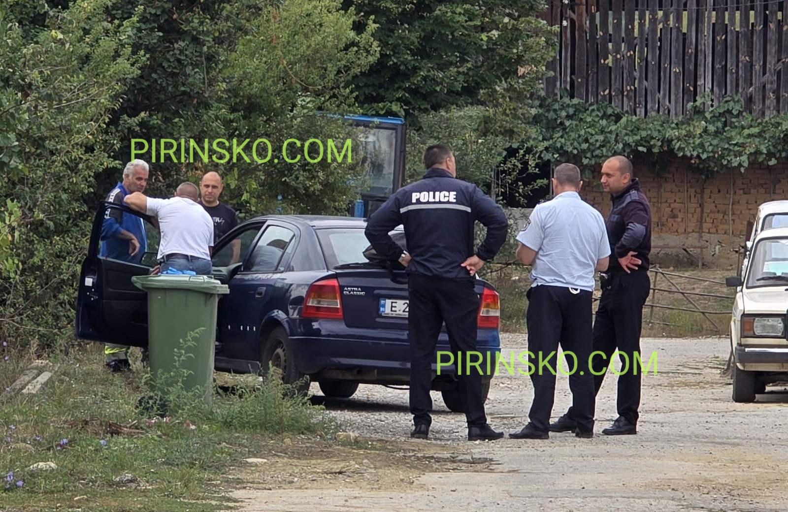 Криминалисти обискират къща в разложкото село Долно Драглище, има арестуван