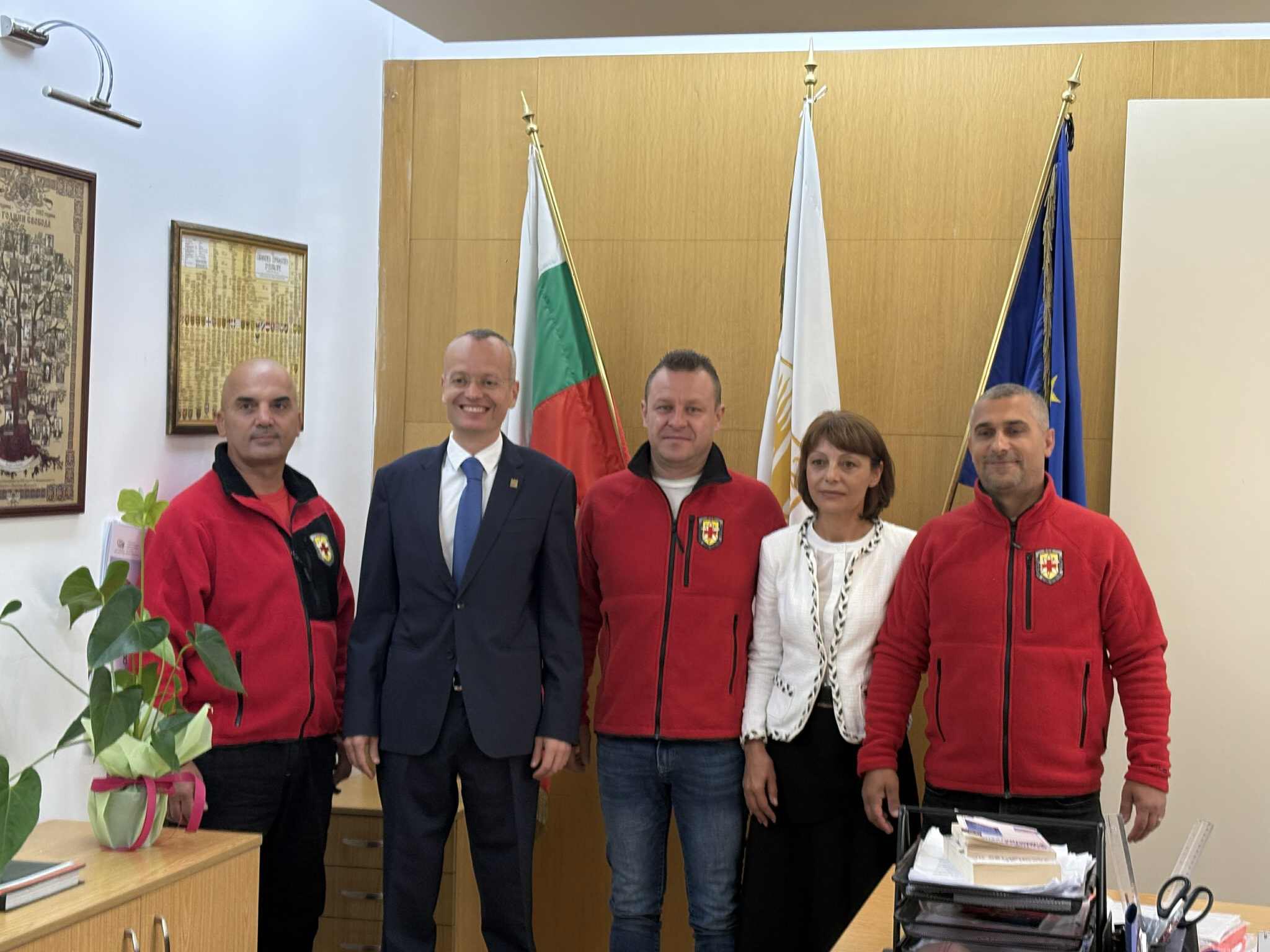 Планинската спасителна служба -отряд Благоевград с нова екипировка и радиостанции Планинската спасителна служба -отряд Благоевград с нова екипировка и радиостанции