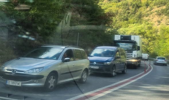 Внимание шофьори! Пожарът в Кресненското дефиле блокира движението