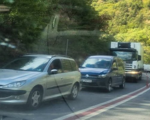 Внимание шофьори! Пожарът в Кресненското дефиле блокира движението