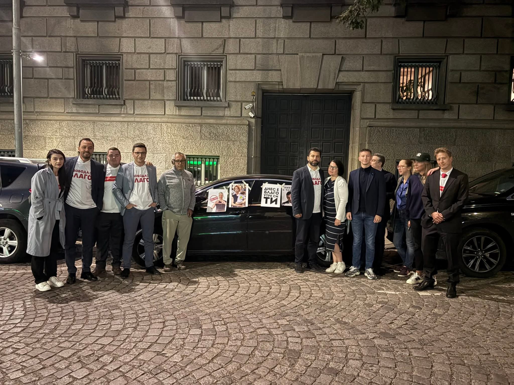 ИЗВЪНРЕДНО! Депутати от Продължаваме промяната с коли са блокирали входовете към служебния паркинг на парламента