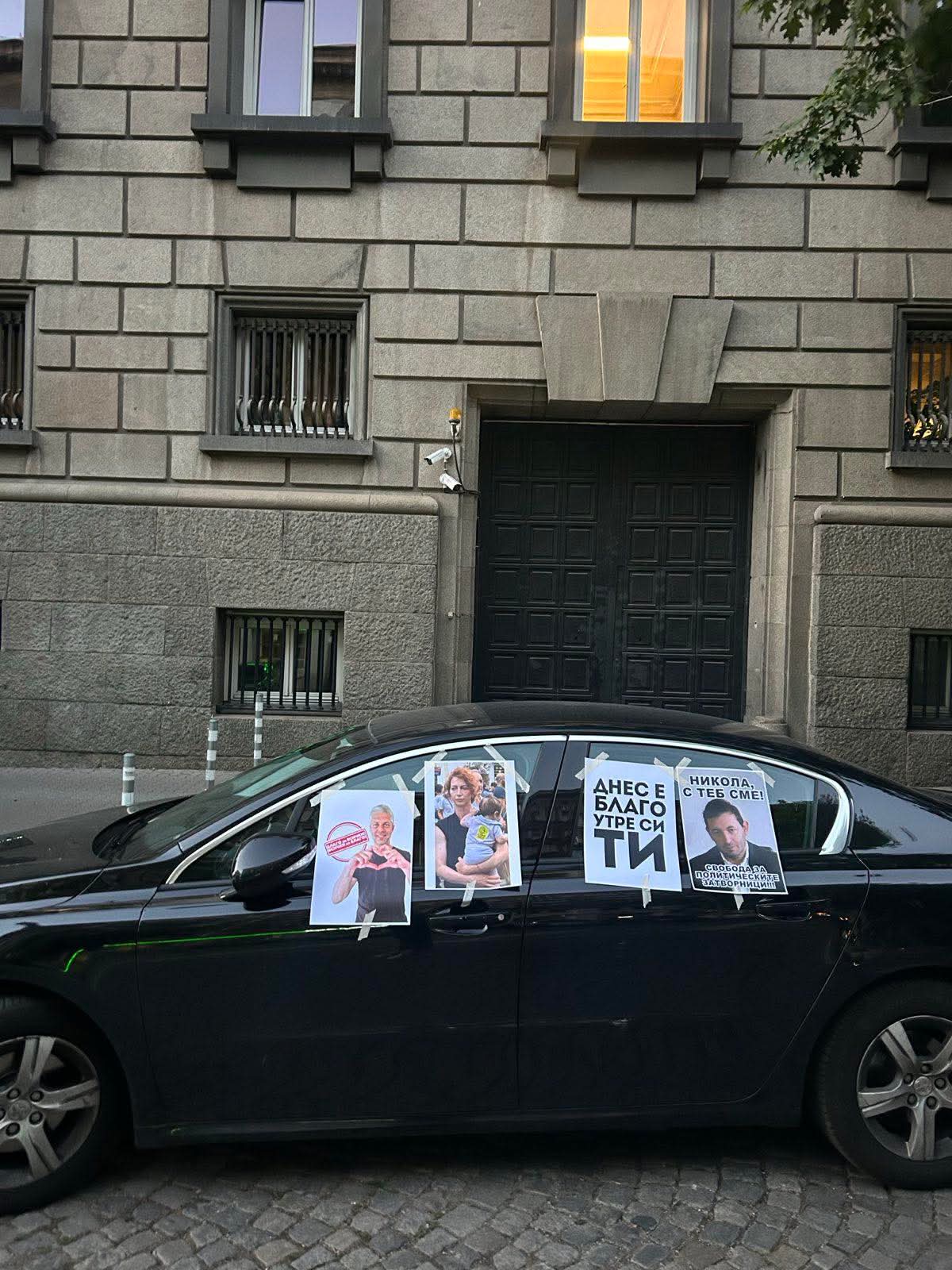 ИЗВЪНРЕДНО! Депутати от Продължаваме промяната с коли са блокирали входовете към служебния паркинг на парламента