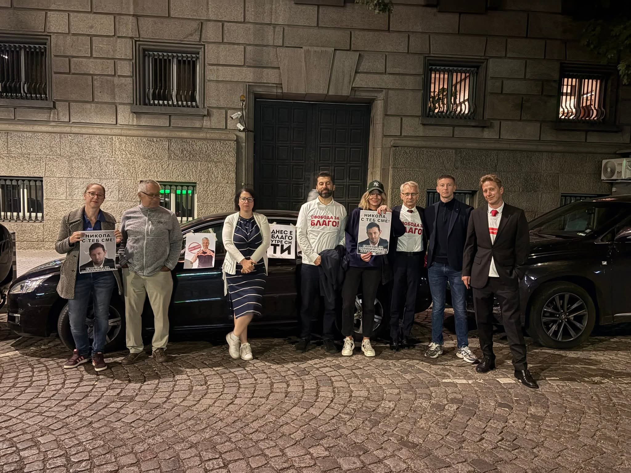 ИЗВЪНРЕДНО! Депутати от Продължаваме промяната с коли са блокирали входовете към служебния паркинг на парламента
