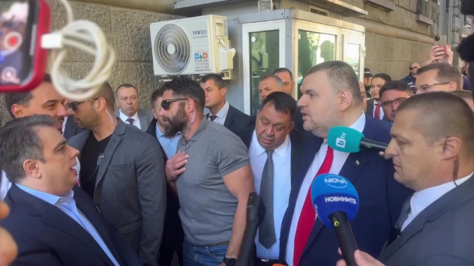 Словесен сблъсък между Делян Пеевски и Асен Василев край Народното събрание