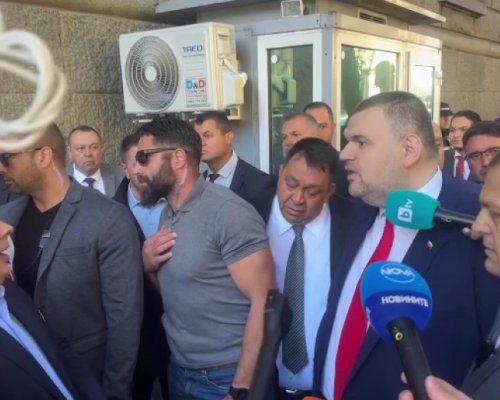 Словесен сблъсък между Делян Пеевски и Асен Василев край Народното събрание