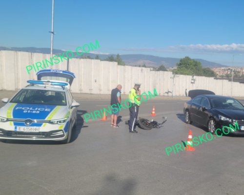 Катастрофа между кола и мотор на бул.  14-ти полк  в Благоевград затруднява движението