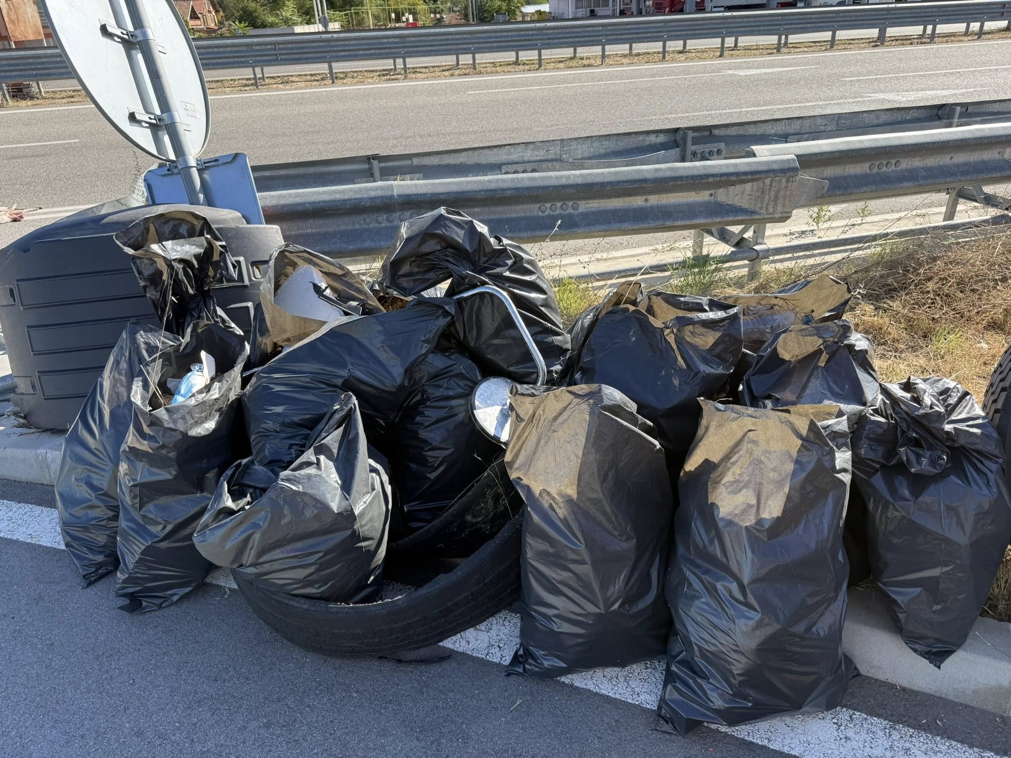 Близо два тона отпадъци са събрани в Петрич в рамките на националната инициатива Да изчистим България заедно Близо два тона отпадъци са събрани в Петрич в рамките на националната инициатива Да изчистим България заедно
