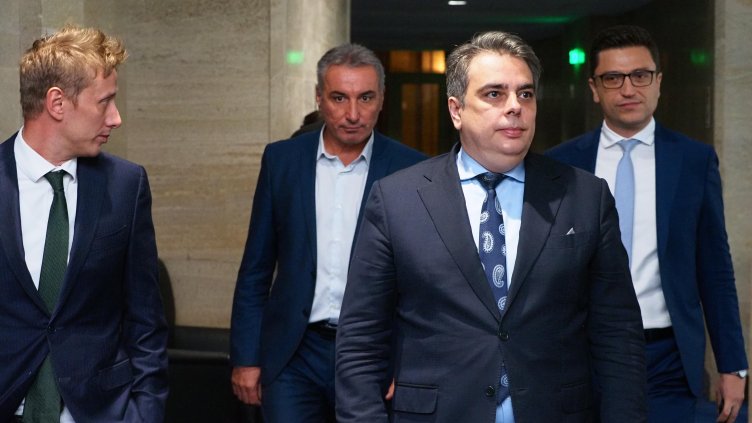 Асен Василев: За момента не планираме нов вот на недоверие