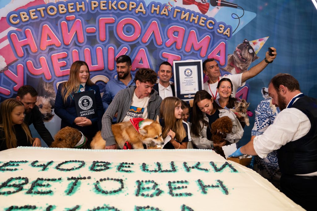 България влезе в книгата на Гинес с най-голямата кучешка торта в света!