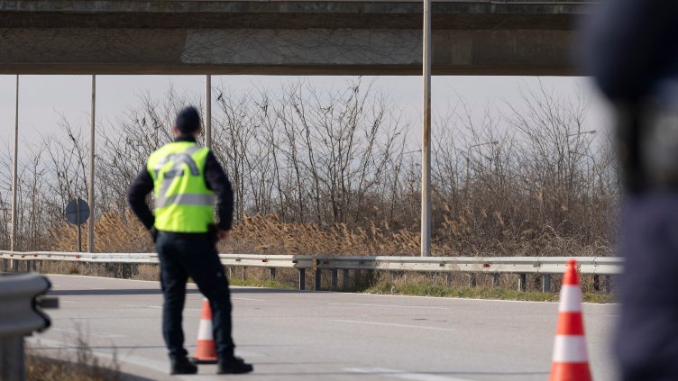 За какво глобяват шофьорите в Гърция: Яке, кафе в ръката, багаж по седалките За какво глобяват шофьорите в Гърция: Яке, кафе в ръката, багаж по седалките