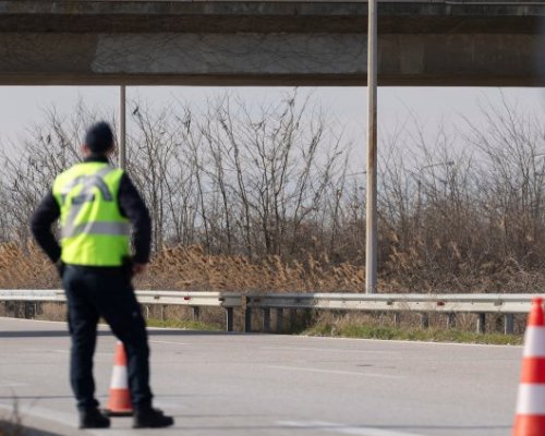 За какво глобяват шофьорите в Гърция: Яке, кафе в ръката, багаж по седалките
