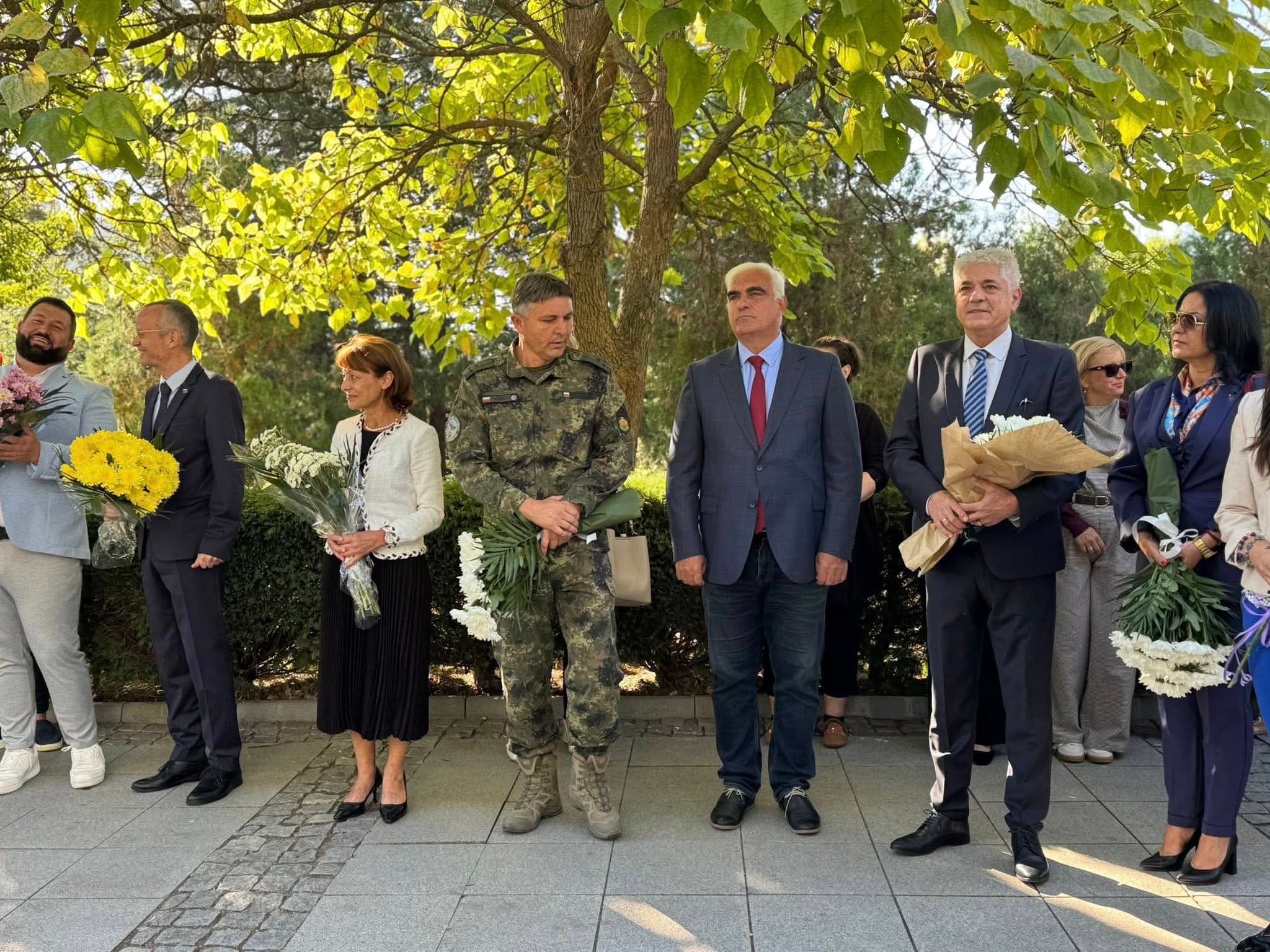 Кметът на община Дупница сред гостите на откриването на учебната година в ЮЗУ Кметът на община Дупница сред гостите на откриването на учебната година в ЮЗУ