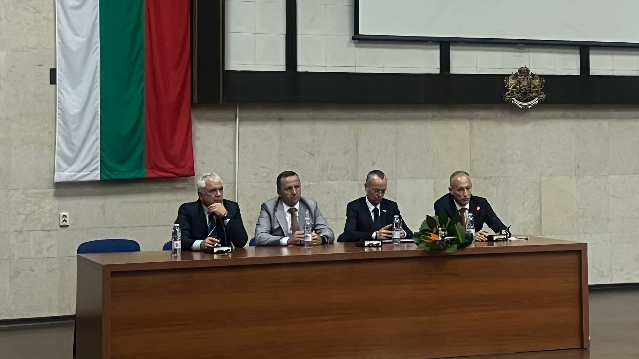 Министър Вълчев откри нов STEM център в ПГ по туризъм и лека промишленост Гоце Делчев в Благоевград